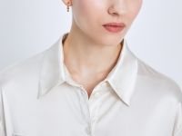 Атласная блуза с нагрудными карманами