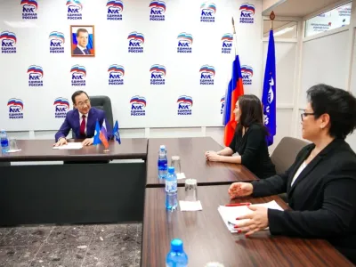 Глава Якутии провел прием граждан в общественной приемной партии «Единая Россия»