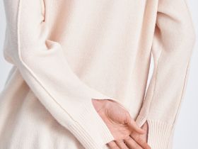 Джемпер с v-образной горловиной и широкими рукавами