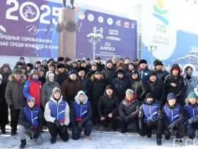 В Якутске общественность возложила цветы к памятнику Роману Дмитриеву