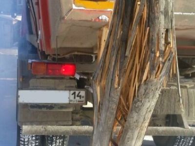 Энергетики восстановили работу поврежденной большегрузом опоры высоковольтной линии в Якутске