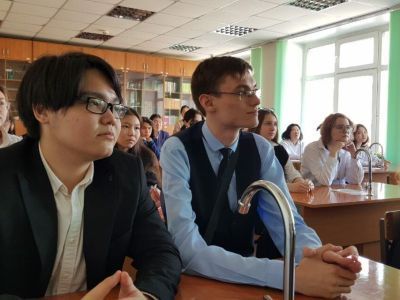 Дмитрий Бердников рассказал школьникам из Якутска об истории становления республики