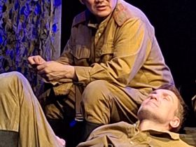 Якутский артист Павел Семенов исполнил роль бойца в спектакле московского театра