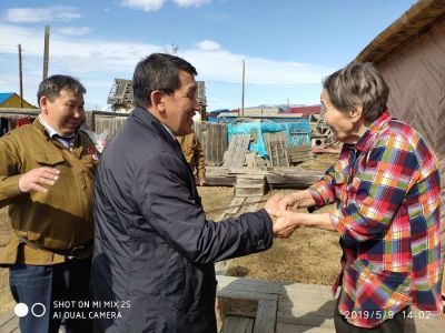 Момские единороссы вручили подарки ветеранам войны и тыла