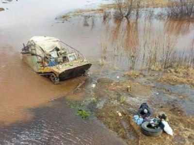 Вездеход с двумя людьми провалился в ручей в Мирнинском районе