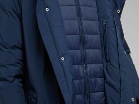 Пуховое полупальто с капюшоном и воротником-стойкой