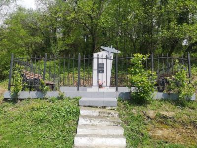 Братская могила 4 летчиков 6-го авиаполка, погибших в бою с фашистскими захватчиками