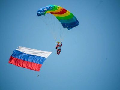 В Якутске состоялись показательные прыжки с парашютом