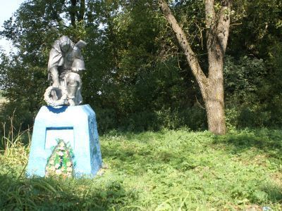 Братская могила 28 советских воинов, погибших в 1941 г. в бою с немецко-фашистскими захватчиками