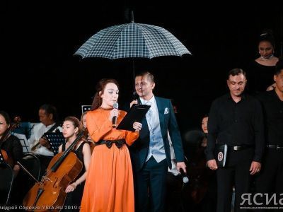 Легендарные хиты Бродвея исполнили драмактеры вместе с хором под симфонический оркестр