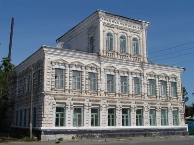 Здание (бывшая начальная школа им. Гоголя и Достоевского), ныне станция юннатов