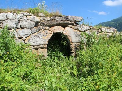 Сторожевая башня Есиевых, остатки замка (галуана)