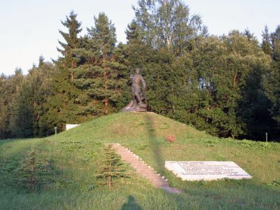 Памятник-стела на рубеже обороны 1941 г., где сражались курсанты-пограничники, многие из которых погибли в зоне этой деревни, защищая подступы к Ленинграду