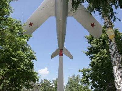 Боевой самолет. Установлен в честь боевых подвигов авиаторов, уроженцев Мордовии