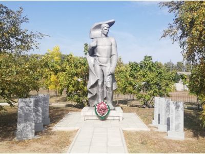 Братская могила советских воинов, погибших в период Сталинградской битвы, и участников гражданской войны