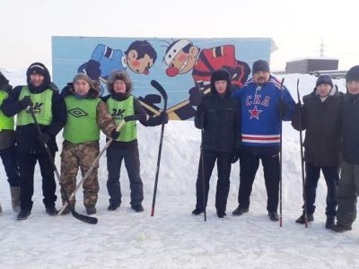 "Ударим клюшкой по ковиду! " На озере в Якутске сыграли в дворовый хоккей