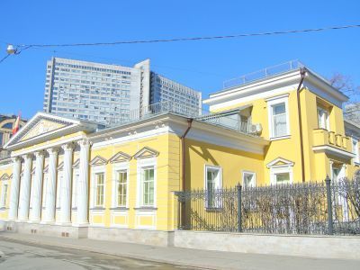 Главный дом, 1-я пол. XIX в., 1884 г., архитектор В.П.Гаврилов. Здесь в 1821-1822 гг. жил поэт С.П.Тургенев, в 1920-х гг. - экономист В.С.Немчинов