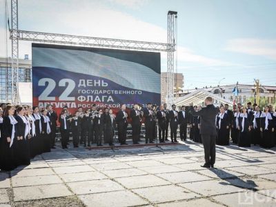 Гимн России исполнил хор на площади Ленина в Якутске
