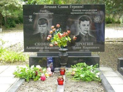 Могила А.И. Скокова, Героя Советского Союза с памятником-бюстом