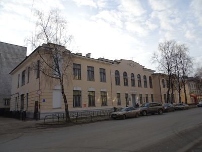 Дом, в котором в январе 1918 г. была провозглашена советская власть, в Усть-Сысольске. Здесь в январе 1921 г. проходил I-ый съезд коммунистов Коми Края и в январе 1922 г. состоялся съезд Советов, провозгласивших создание Коми и Зырянской Автономных област