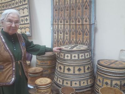 Устьалданские мастерицы шьют из бересты фрагменты будущей Могол урасы