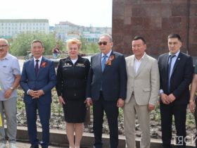 В Дни армейской культуры на площади Победы Якутска возложили цветы якутянам-героям