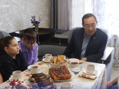 Глава Якутии встретился с семьей военнослужащего в Олекминске