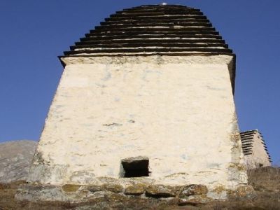 Склеп наземный башенный с пирамидальной ступенчатой кровлей 11