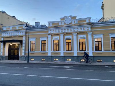 Жилой дом Наумовых-Волконских, 1833 г., 1897 г., архитектор В.А.Бадер. В ХХ веке здесь размещалась детская библиотека им. Н.К.Крупской