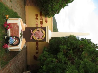 Братская могила советских воинов, погибших в боях с фашистскими захватчиками