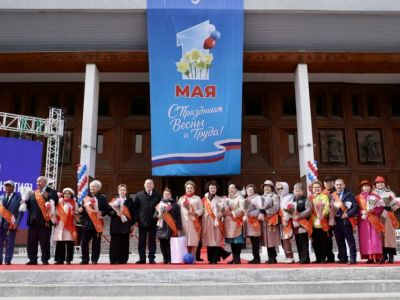 В Якутске чествовали трудовые династии, лауреатов премии и ветеранов профсоюзного движения