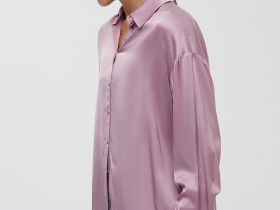 Блузка свободного силуэта с отложным воротником