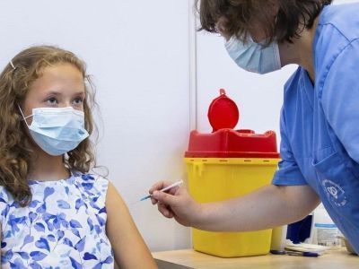 Серьезных побочных реакций на вакцину от ковида для подростков не выявили