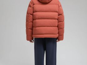 Пуховик с воротником-стойкой и капюшоном