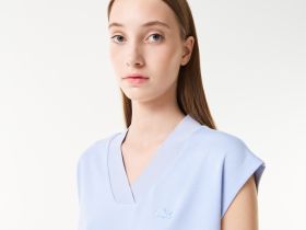 Женская футболка Lacoste приталенного кроя с v-образным вырезом