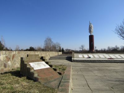 Братская могила красноармейцев, погибших за власть Советов в годы гражданской войны