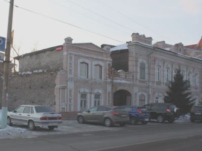 Дом жилой с флигелем и воротами