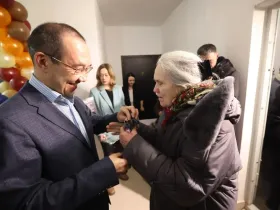 Айсен Николаев вручил ключи от новых квартир переселенцам из аварийного жилья в Алданском районе