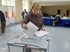 Члены правительства Якутии принимают участие в голосовании на выборах в Госдуму