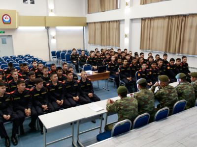 Сотрудник спецназа УФСИН провел урок мужества