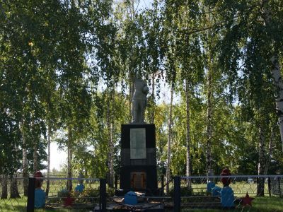 Братская могила советских воинов, где похоронен Герой Советского Союза майор Быков Иван Михайлович