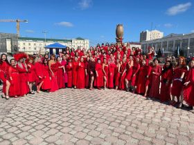 По центру Якутска прошли около 130 женщин в красном