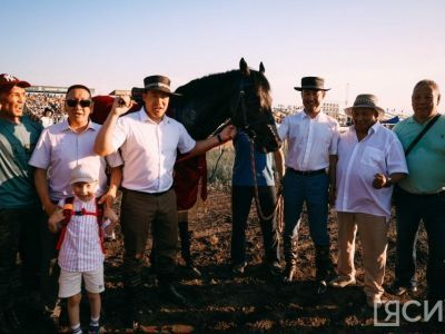 Конь из Амгинского района стал победителем скачек на призы главы Якутии