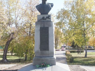 Бюст дважды Героя Советского Союза П.А. Плотникова