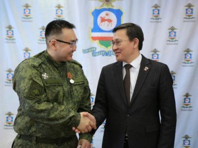 Участника СВО Максима Иванова наградили медалью ЛНР «За отвагу»