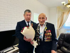 «Поём двором». В Якутске поздравили ветерана Великой Отечественной войны Наума Слепцова