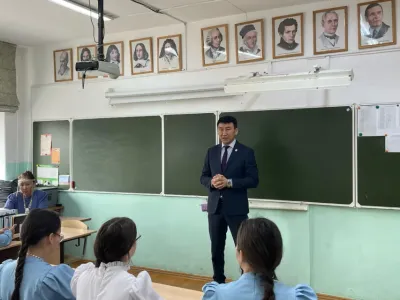 Сергей Местников провел урок истории в Физико-техническом лицее Якутска