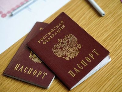 В десяти регионах России школьники получили свои первые паспорта