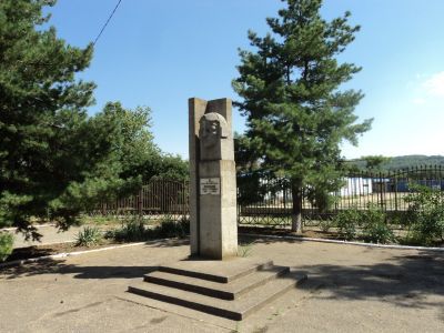 Бюст земляка - Героя Советского Союза Р.С.Николаенко