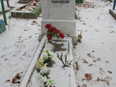 Братская могила сестер-партизанок Анны и Веры Самсоновых, погибших в 1943 г. в бою с немецко-фашистскими захватчиками